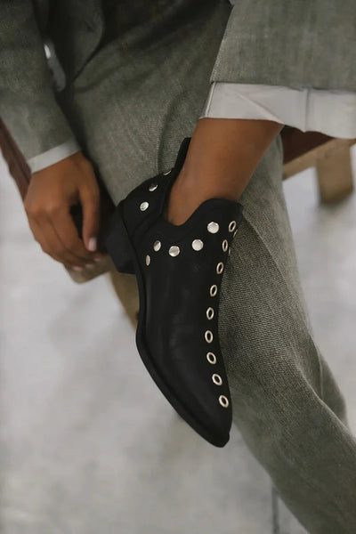 NORTHLINE STUDIO | POINTED STUDDED ANKLE BOOT