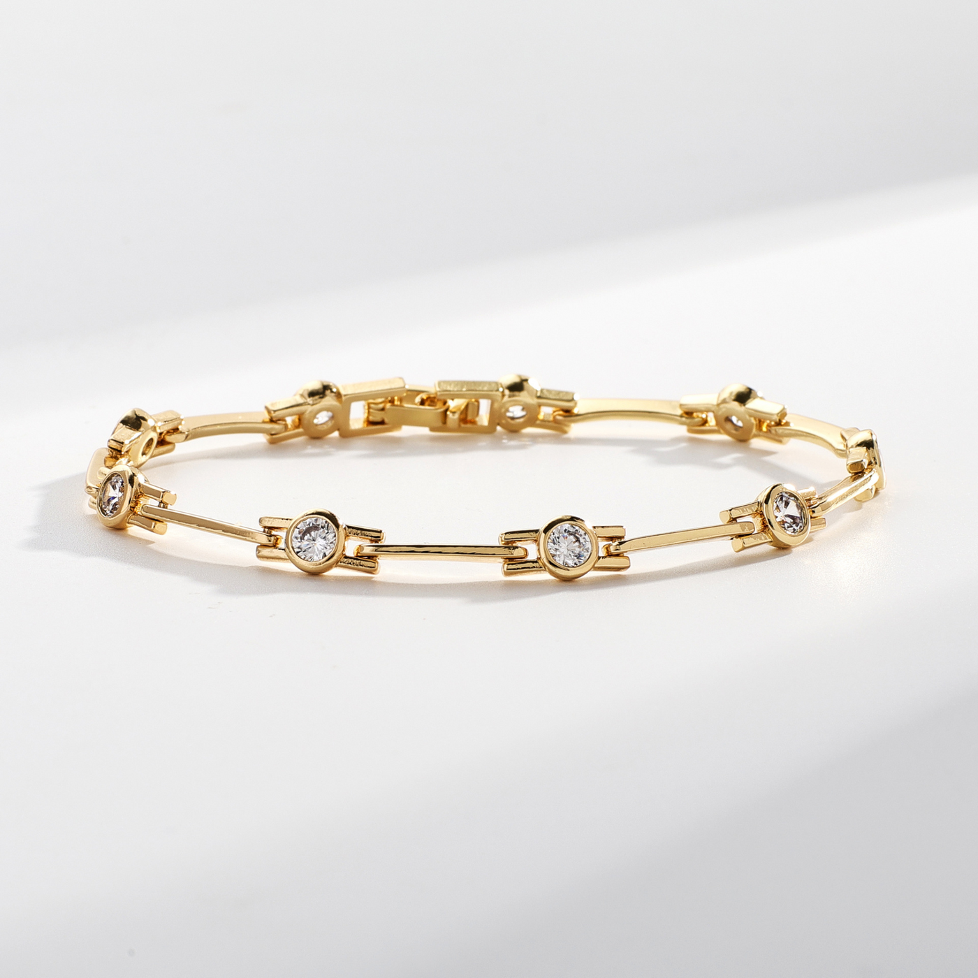 Elegant bracelet with zirconias in gold