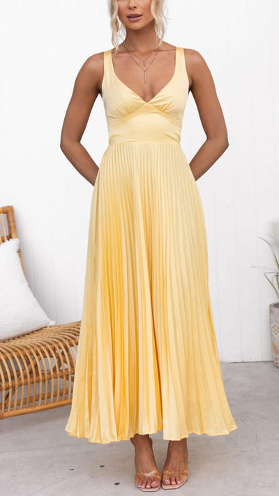 Nayeli | Elegant Pleated V-Neck Maxi Dress