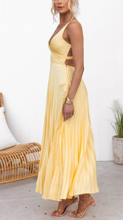 Nayeli | Elegant Pleated V-Neck Maxi Dress