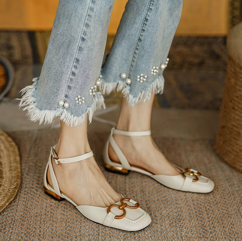 Mathilda | sandals with closed buckle